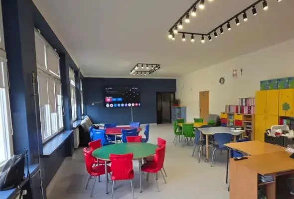 Nowa świetlica szkolna: nowoczesne wnętrze z ekranem 4K