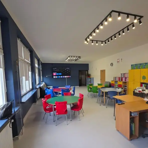 Nowa świetlica szkolna: nowoczesne wnętrze z ekranem 4K