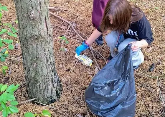 33. finał Akcji Sprzątanie Świata – uczniowie posprzątali teren wokół szkoły i park