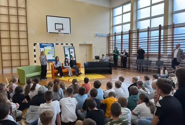 Debata wyborcza w szkole: kandydaci na przewodniczącego Samorządu Uczniowskiego zmierzyli się w pięciu rundach