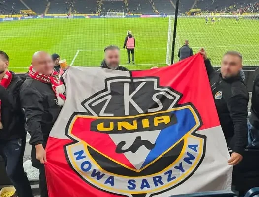 Delegacja UNS z flagą na meczu Szwecja – Polska w Sztokholmie