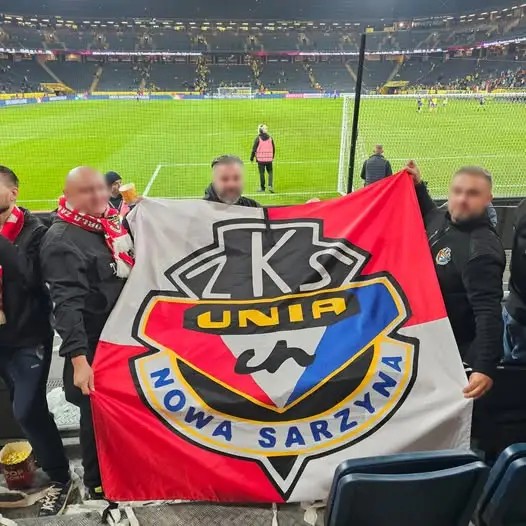 Delegacja UNS z flagą na meczu Szwecja – Polska w Sztokholmie