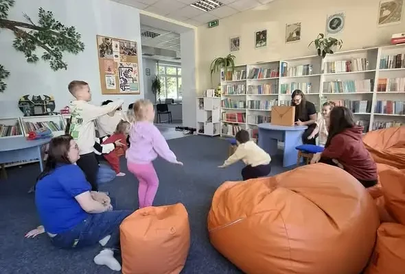 Biblioteka w Nowej Sarzynie: dzieci odkrywały żywioł powietrza
