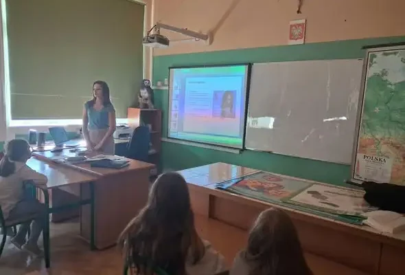 Tydzień Przeciwdziałania Przemocy Rówieśniczej w szkole w Dąbrowicy – spotkanie z uczniami klas III–VIII