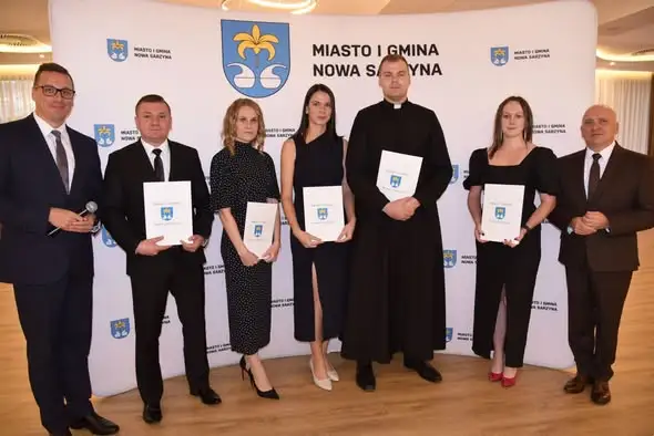 Nowa Sarzyna: nauczyciele odebrali awanse i nagrody z okazji Dnia Edukacji Narodowej