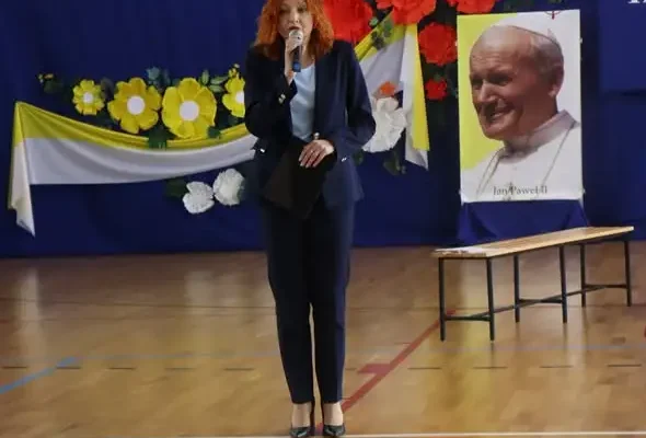 Dzień Edukacji Narodowej w Grodzisku Dolnym – podziękowania, nagrody i uczniowski program artystyczny