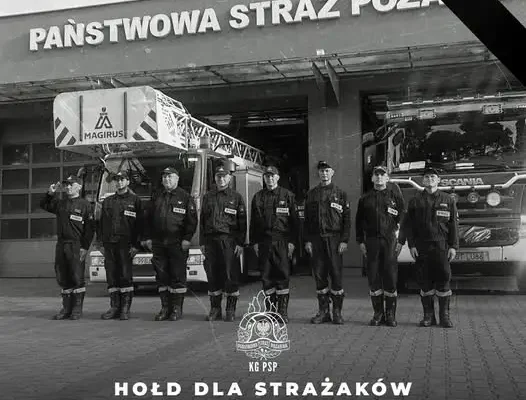 Strażacy oddają hołd kolegom. Sygnały świetlno-dźwiękowe o 18:00