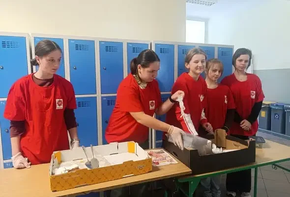 Kremówki papieskie w Grodzisku Dolnym – uczniowie zebrali 1200 zł dla Madagaskaru