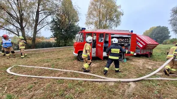 Strażacy z powiatu leżajskiego ćwiczyli dostarczanie wody na 700 metrów
