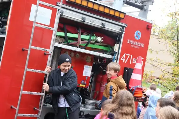 Próbna ewakuacja i lekcja bezpieczeństwa w szkole w Dąbrowicy