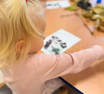 Jesienne liście w rękach maluszków – kreatywna zabawa w żłobku w Wierzawicach
