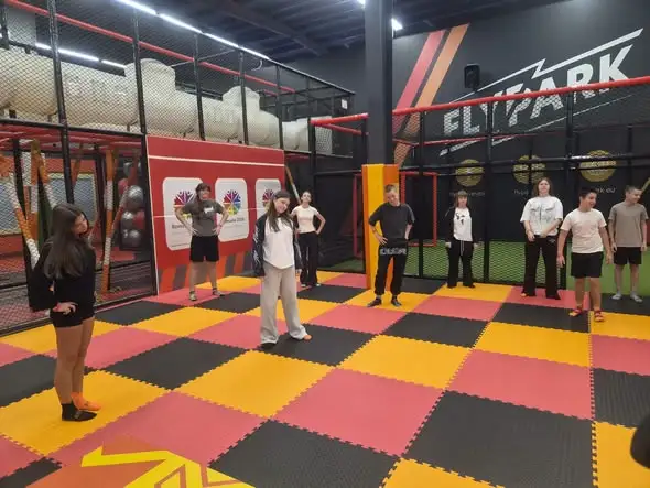 Klasa 7a z wizytą w Rzeszowie – Fly Park i kino w jeden dzień