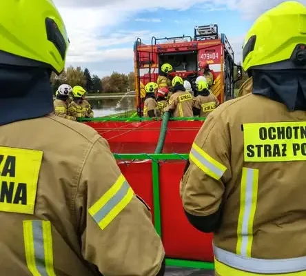 Strażacy ochotnicy z gminy Grodzisko Dolne ćwiczyli zaopatrzenie wodne i ratunek na poligonie przy zalewie