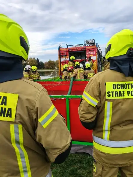 Strażacy ochotnicy z gminy Grodzisko Dolne ćwiczyli zaopatrzenie wodne i ratunek na poligonie przy zalewie