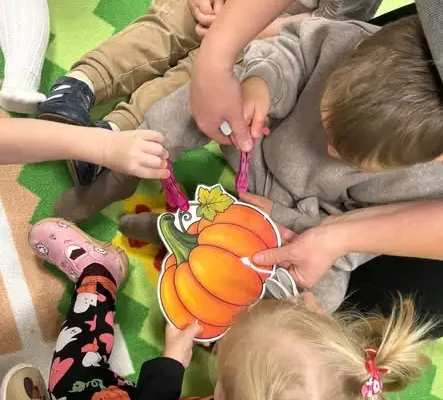 Dynie z małych rączek – kreatywne zajęcia w żłobku w Giedlarowej