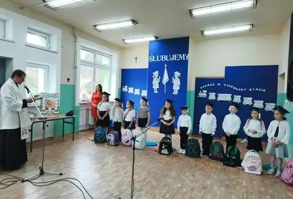 Pasowanie na ucznia w Dąbrowicy – „Podróż do pierwszej klasy”